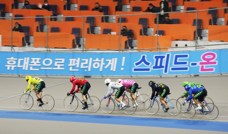 광명스피돔에서 출전 선수들이 경주를 펼치고 있다.