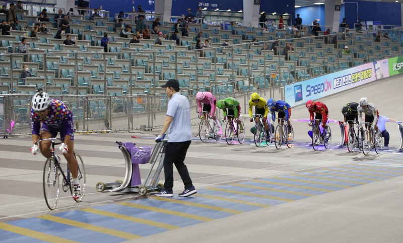 광명스피돔에서 출전 선수들이 경주를 출발하고 있다