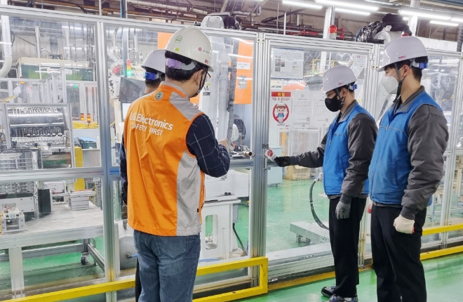 사진=LG전자 직원이 창원 소재 협력사의 공장을 방문해 협력사 직원과 함께 ESG 리스크 관리 현장 점검을 실시하고 있다.