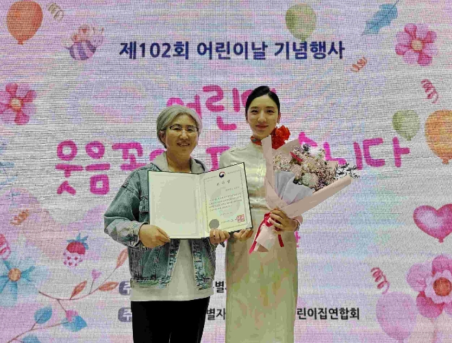 사진=제주항공 객실승무원(오른쪽)과 이미경 제주보육원 생활복지사가 기념 촬영을 하고 있다.