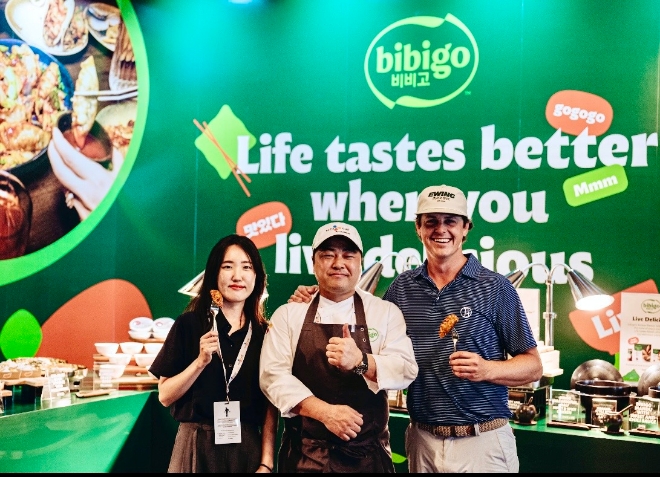 사진=미국 텍사스 댈러스의 TPC 크레이크랜치에서 열린 더 CJ컵 바이런 넬슨에서 PGA투어 선수 코디 그리블(오른쪽)이 플레이어스 다이닝에서 기념촬영하고 있다.