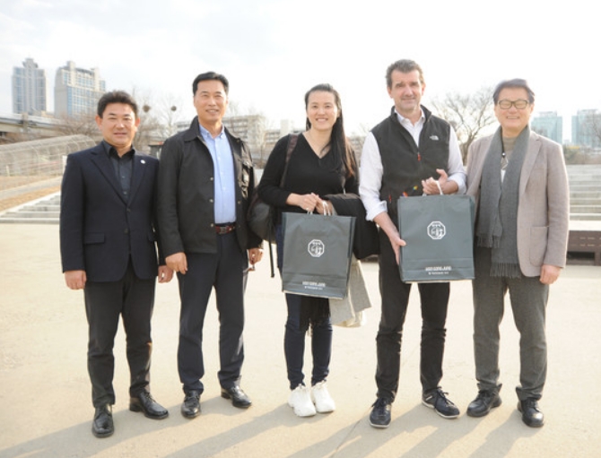 권기복 회장(왼쪽에서 두 번째), 알렉스 산체스 FIBA 3x3 총괄 디렉터(오른쪽에서 두 번째), 최희암 홍천 챌린저 조직위원장(맨 오른쪽).