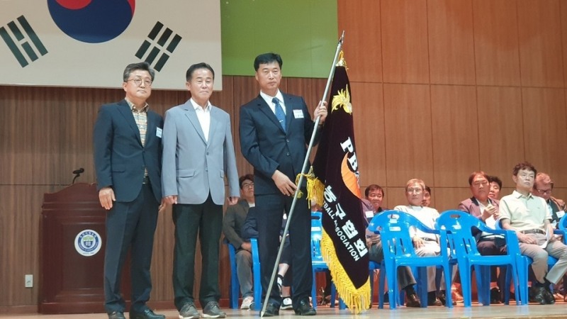 지난 해 6월 경기도 포천농구협회장에서의 권기복 회장(오른쪽)