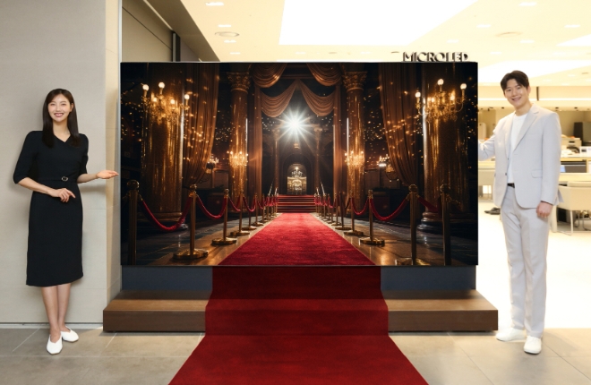 삼성전자 모델이 삼성스토어 현대 판교점에서 국내 최대 크기의 114형 마이크로 LED를 소개하고 있다.