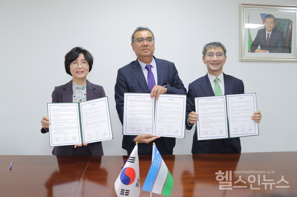 (왼쪽부터)박혜영상원의료재단이사장,부하라국립대학교하미도브오비드존하피조비치총장,이수찬힘찬병원대표원장