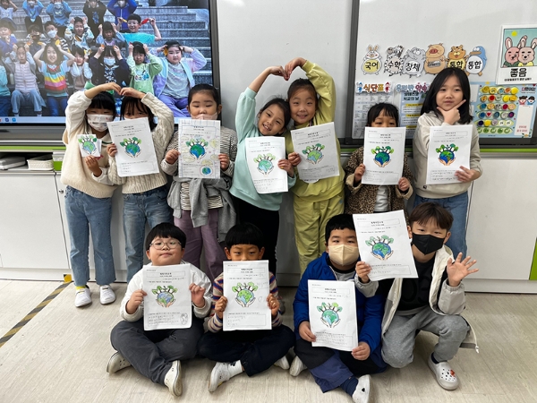 2023년 ‘Dream 드림 캠페인’ 모범학교로 선정된 울산 용연초등학교 학생들이 수업 종료 후 기념촬영을 하고 있다.
