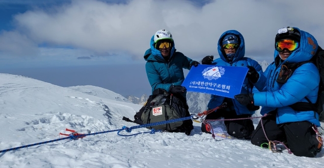 △ 쥬갈 1봉(6,590m) 정상 등정 기념사진. 왼쪽부터 엄태철, 백종민, 김동진 대원. 사진촬영 구은수 등반대장. (제공= 대한산악구조협회)