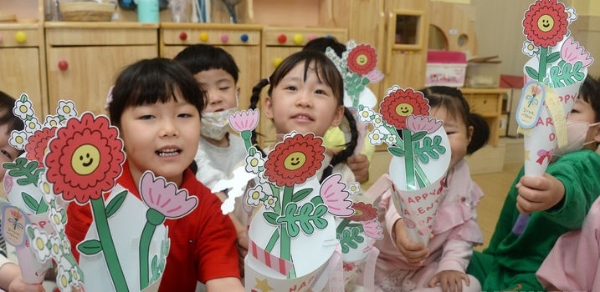 사진은 어버이날을 하루 앞둔 지난 7일 전북 전주시 덕진구 송천동 늘푸른어린이집에서 어린이들이 자신이 만든 카네이션을 흔들고 있는 모습.