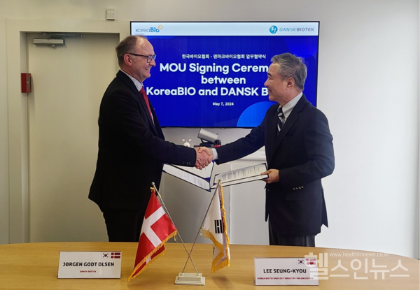 한국바이오협회-단스크바이오MOU체결식사진/단스크바이오사무총장JorgenGodtOlsen(좌),한국바이오협회이승규부회장(우)(사진제공=한국바이오협회)