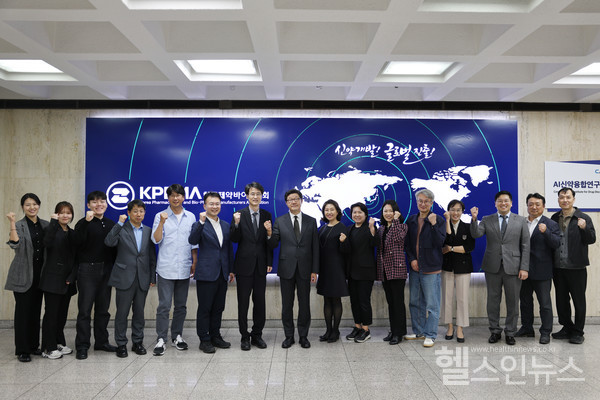 지난7일한국제약바이오협회의약품광고심의위원회및협회광고심의이단체사진을촬영하고있다.