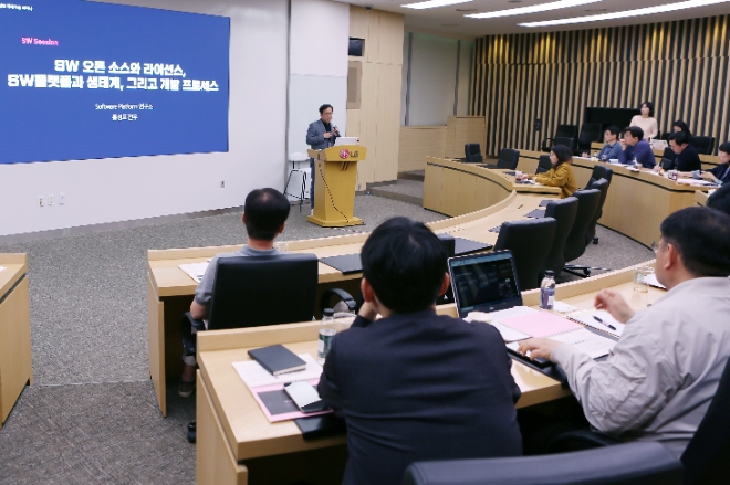 LG전자는 국내 주재 임원 200여 명을 대상으로 오는 9월까지 4회에 걸쳐 AI(인공지능)와 SW(소프트웨어) 교육을 진행한다고 8일 밝혔다. 사진은 LG전자 홍성표 CTO SoftwarePlatform연구소장이 지난달 26일 '미래기술 세미나' 강연자로 나서 임원들을 대상으로 SW 교육을 진행하는 모습. (사진 = LG전자 제공)