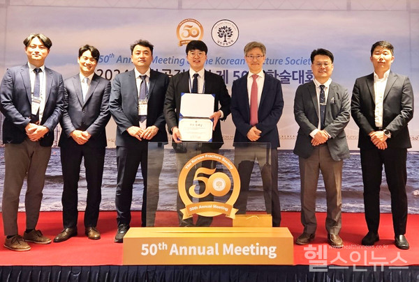 고려대구로병원정형외과외상팀이‘우수증례상’을수상하고기념사진을촬영하고있다.