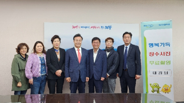 (좌측 네 번째부터) 김성제 의왕시장, 황재현 NH농협은행 IT부문 부행장, 서을구 농협 IT사랑봉사단장이 기념사진을 촬영하고 있다. / 사진=NH농협은행 제공