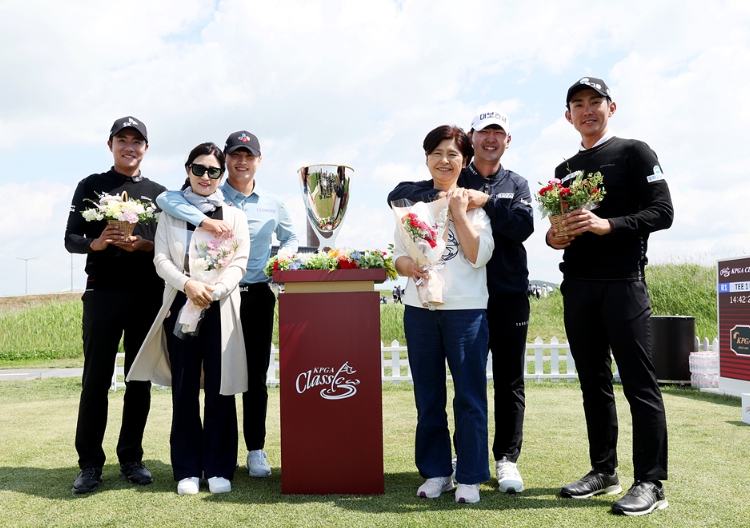 사진=(왼쪽부터)포토콜에 참여한 김한별, 배용준 어머니, 배용준, 고군택 어머니, 고군택, 이수민