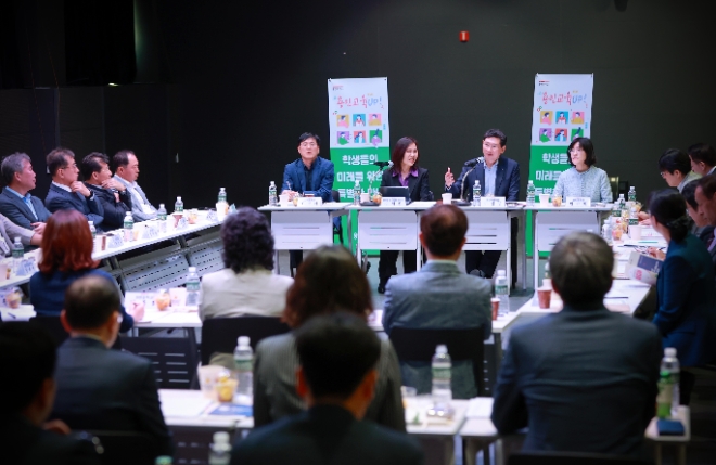 이상일 용인시장이 8일 ‘용인미디어센터’에서 수지구와 기흥구 동백·구성동 소재 21개 중학교 교장들과 만나 학교 현안에 대한 의견을 나눴다.(사진=용인시)