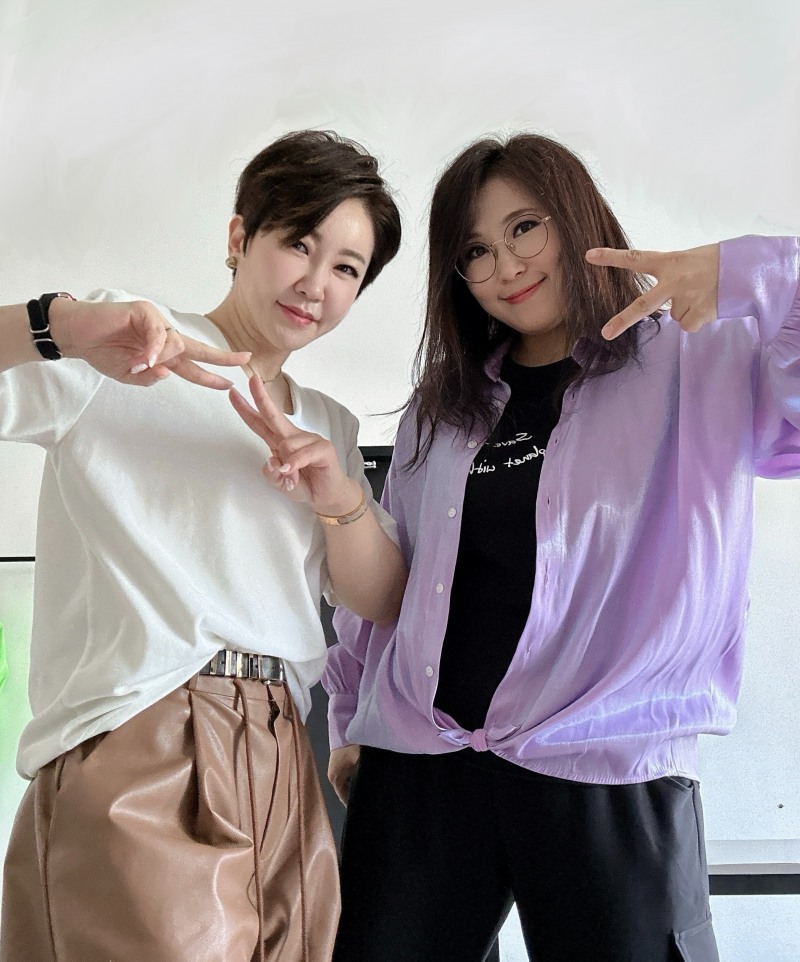 사진=에너지 듀오 〈자양강장〉의 멤버 신수아(좌), 미기(우) / 출처=BE 컴퍼니 제공