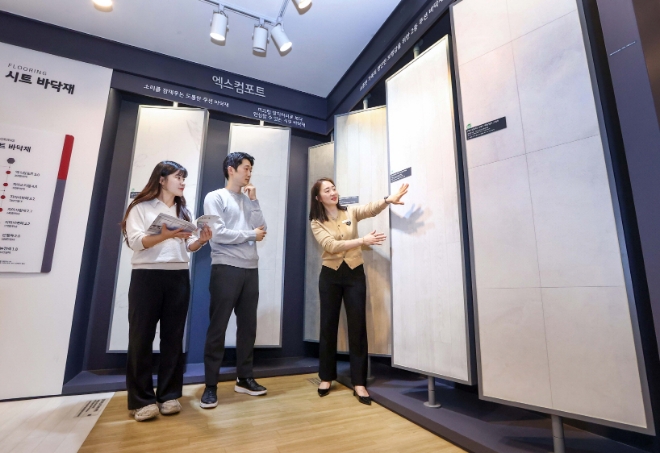 서울 논현동에 위치한 토탈 인테리어 전시장 'LX하우시스 지인스퀘어 강남'에서 고객들이 '엑스컴포트' 바닥재를 살펴보고 있다. / 사진=LX하우시스 제공