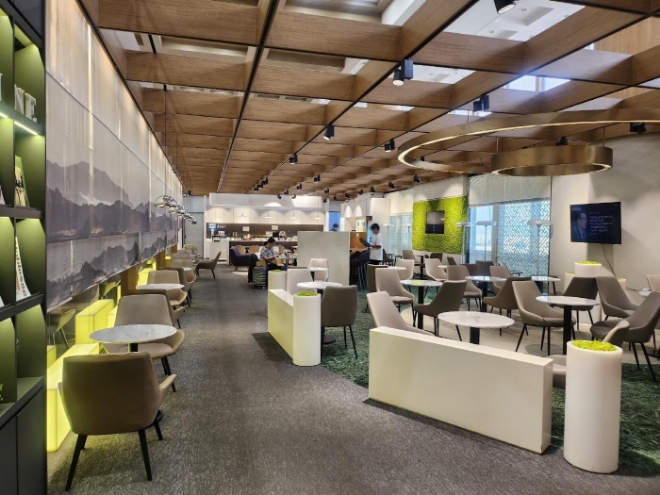 2023 최우수 공항 상업시설로 선정된 김포공항 ‘스카이허브라운지’ 내부 전경 / 사진=풀무원푸드앤컬처 제공