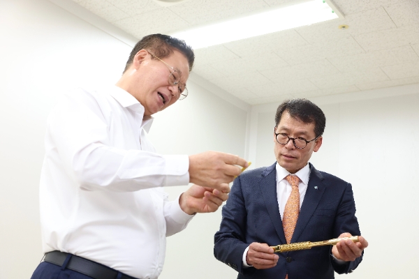 9일 김성태 IBK기업은행장(오른쪽)이 성남산업단지에 소재한 하이콘을 방문해 황동원 대표(왼쪽)에게 반도체 테스트 소켓에 대한 설명을 듣고 있는 모습. / 사진=IBK기업은행 제공