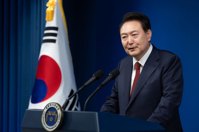 윤석열 대통령이 9일 서울 용산 대통령실 청사 브리핑룸에서 취임 2주년 기자회견을 하고 있다. (사진 = 뉴시스)