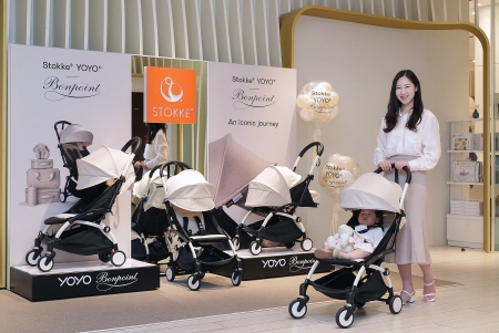 스토케(Stokke®) ‘요요 봉쁘앙 베이지(YOYO® Bonpoint Beige)’ 출시 기념 팝업스토어에서 엄마 모델이 아이가 탄 ‘요요 봉쁘앙 베이지’를 밀고 있는 모습