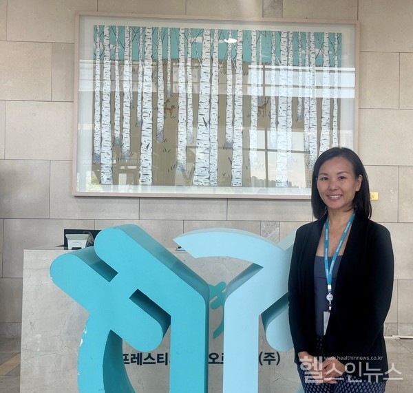 피온황디렉터가프레스티지바이오로직스오송본사로비에서포즈를취하고있다.