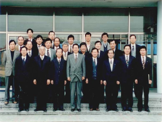 삼성중공업은 우리나라의 대표적인 과학기술연구기관인 카이스트(KAIST·한국과학기술원)와 산학협력 30주년 기념행사를 10일 개최한다고 밝혔다. 사진은 1995년 삼성중공업-KAIST 산학협력 협의체 창설 당시 기념사진. (사진 = 삼성중공업 제공)