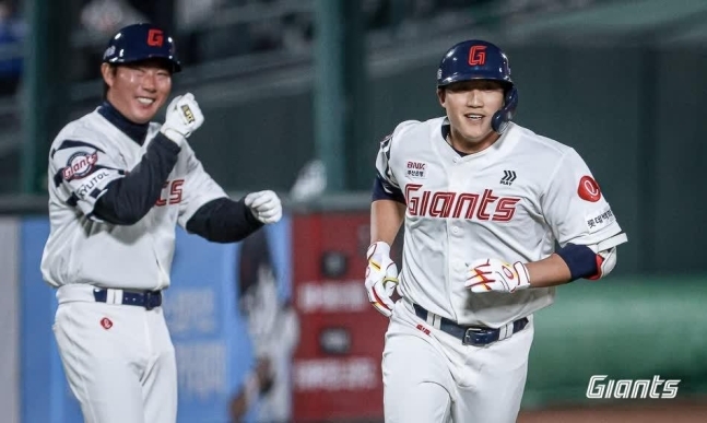 사진=데뷔 첫 홈런을 날린 이주찬(오른쪽)