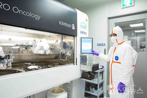 정성운부산대병원장이항암조제로봇가동시범을보이고있다.