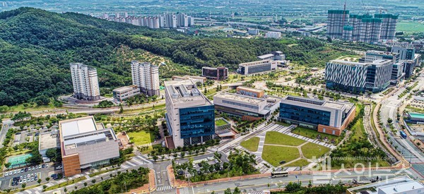 ㈜아스트로젠이개발중인자폐스펙트럼장애치료제(AST-001)가식품의약품안전처희귀의약품으로지정됐다.사진은대구경북첨단의료복합단지