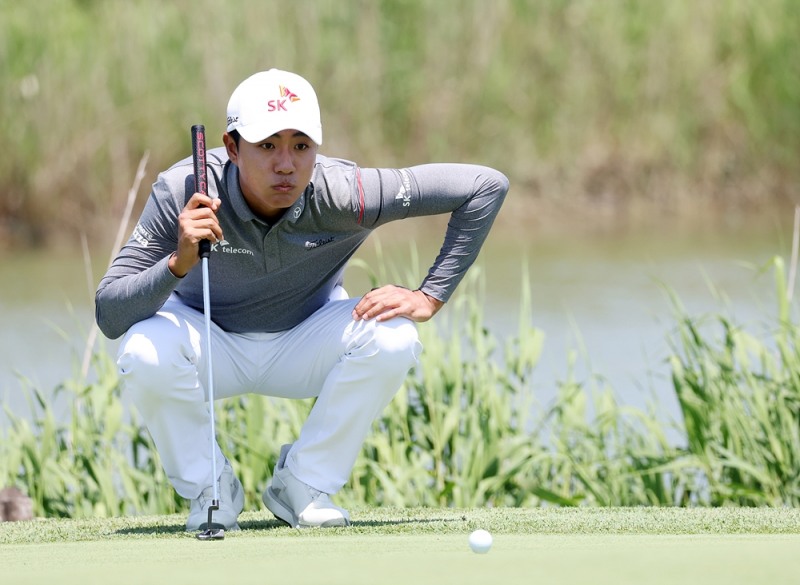 2번홀 그린 퍼팅 라이 살피는 김한별 사진=KPGA