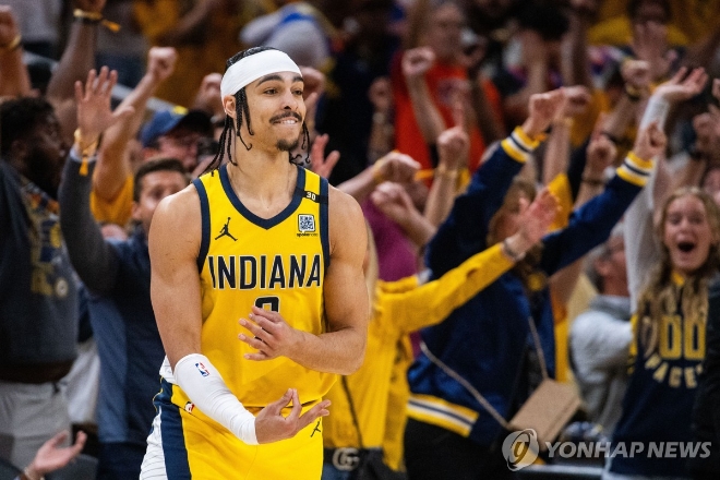 사진=3점포 터뜨리고 세리머니 하는 덴버의 앤드루 넴하드