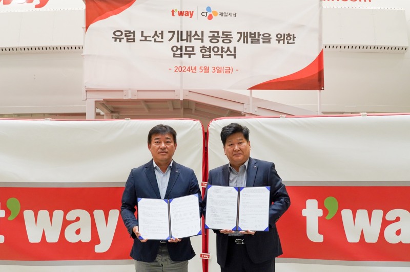 박충일 CJ제일제당 B2B 사업본부 본부장(오른쪽)과 김형이 티웨이항공 경영본부장이 업무 협약 후 기념 촬영하고 있다. / 사진=CJ제일제당 제공