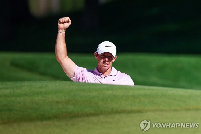 사진=15번 홀에서 벙커샷으로 이글을 잡은 매킬로이