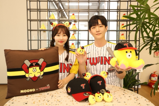 LG유플러스와 LG트윈스가 14일부터 3일간 서울 잠실종합운동장에서 ‘무너’ 캐릭터를 활용한 컬래버레이션 이벤트를 진행한다. 사진은 LG유플러스 직원들이 무너 캐릭터를 모티브로 특별 제작한 유니폼을 착용하고 컬래버레이션 굿즈를 선보이고 있는 모습.