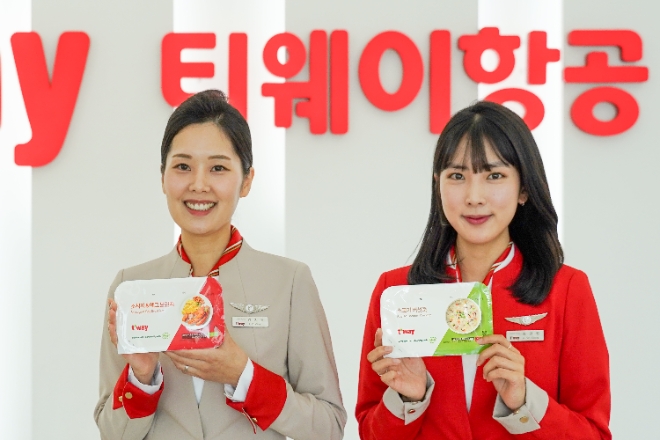 티웨이항공은 CJ제일제당과 손잡고 유럽 노선에 비비고 파트너십 신규 기내식 메뉴를 선보인다고 13일 밝혔다. 사진은 지난 3일 서울시 강서구 티웨이항공 항공훈련센터에서 진행된 업무협약식에서 티웨이항공 객실승무원들이 신규 간편 기내식을 소개하고 있는 모습. (사진 = 티웨이항공 제공)