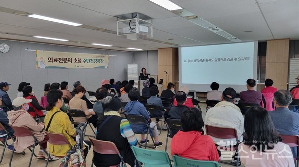 10일관악구보건소에서관악서울대치과병원치주과김윤정교수가건강특강을하고있다.