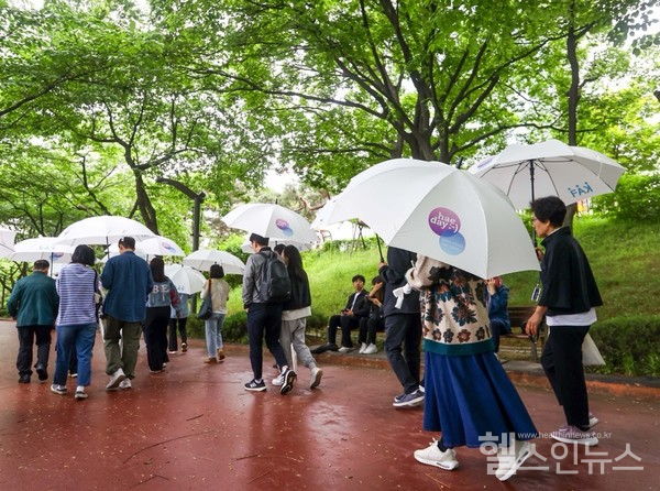 한국천식알레르기협회관계자들이세계유전성혈관부종의날(HAEDay)을맞아걷기캠페인을통해혈관부종을알리고있다
