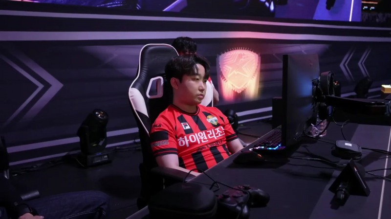 타겟맨 훈련 코치를 잘 활용한 모습을 보인 강원FC 박상윤(사진=중계 화면 캡처).