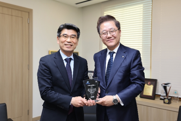 사진=산업은행 강석훈 회장(오른쪽)이 기아 송호성 사장(왼쪽)에 "KDB 동행 파트너스" 감사패를 전달하고 있다.