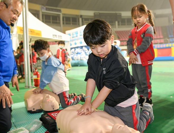 현대모비스는 주요 사업장이 위치한 교육지원청 산하의 250여 개 초등학교 학생들을 대상으로 대규모 안전 체험교육을 실시한다고 13일 밝혔다. 사진은 지난주 전주실내체육관에서 열린 ‘2024 어린이 교통·재난안전 체험교육’에 참가한 초등학생들이 심폐소생술을 체험하는 모습. (사진 = 현대모비스 제공)