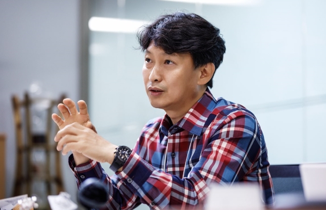 LG디스플레이는 자사의 양준영 선행기술연구소장(상무)이 SID(국제정보디스플레이학회)에서 ‘공로상’을 수상했다고 13일 밝혔다. 사진은 LG디스플레이 양준영 선행기술연구소장의 모습. (사진 = LG디스플레이 제공)