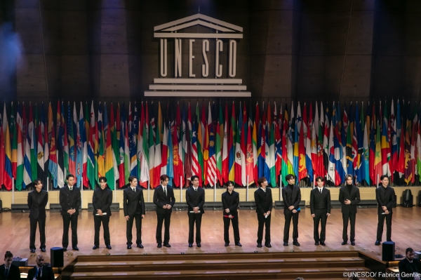 그룹 세븐틴이 지난해 11월 14일(현지시간) 프랑스 파리에 있는 유네스코 본부에서 열린 제13회 유네스코 청년포럼 연설 무대에 오른 모습. 세븐틴은 이날 ‘청년 간의 연대, 교육이 청년과 지구의 미래를 바꾼다’는 주제로 연설하며 교육의 중요성을 강조했다.