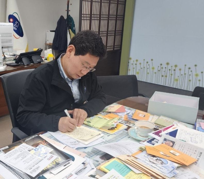 이상일 용인 시장이 용인성산초등학교 학생들에게 일일이 편지답장을 쓰고 있다.(사진=용인시)