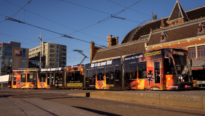 네덜란드 트램에 랩핑된 신라면 / 사진=농심 제공