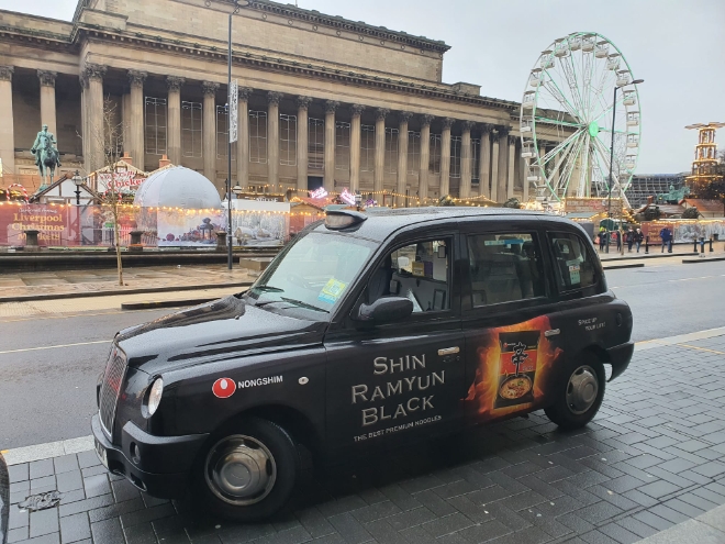 영국 택시에 랩핑된 신라면블랙 / 사진=농심 제공