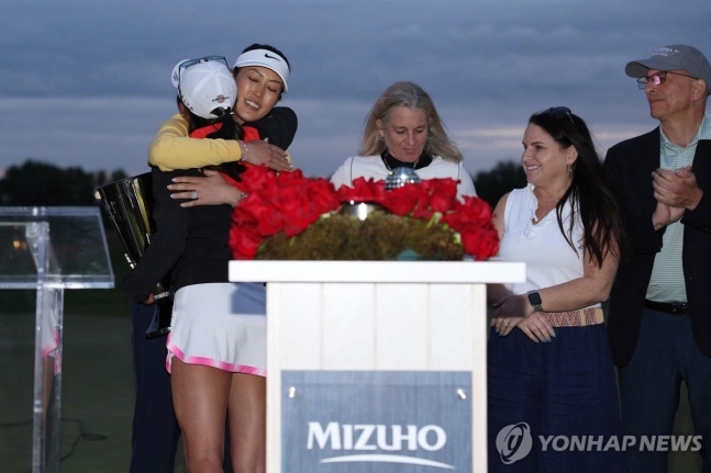 사진=2023년 대회 우승자 로즈 장과 포옹하는 대회 호스트 미셸 위 웨스