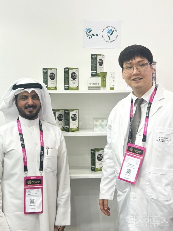 (오른쪽)동성제약나원균부사장과(왼쪽)쿠웨이트수출관계자.