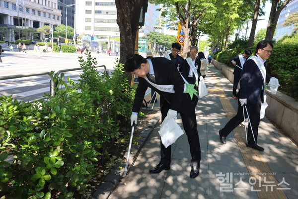 13일이재협보라매병원장과기념식참석자들이병원주변의공공용지에서쓰담쓰담활동을진행하고있다.