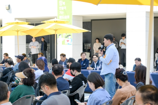 한 시민이 원도심 활성화라는 현안에 대해 발언하고 있다. / 사진=순천시 제공